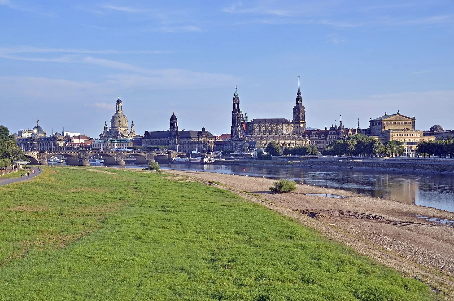 Altstadt-Silhouette von Dresden mit Frauenkirche, Hofkirche und Semperoper, gesehen über die Elbwiesen am Neustädter Ufer
